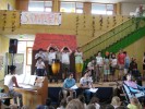 Das Foto zeigt Schülerinnen und Schüler bei der Aufführung des Musicals.