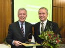 Das Foto zeigt den Vorsitzenden der Landschaftsversammlung Rheinland, Professor Dr. Jürgen Wilhelm, Cox bei der Übergabe des Ehrenpreises für soziales Engagement an Klaus Cox.