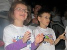 Das Foto zeigt eine Schülerin und einen Schüler bei "Klasse! Wir singen"!"
