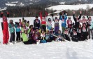Das Gruppenfoto zeigt unsere Skifahrerinnen und Skifahrer im Schnee