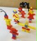 Auf dem Bild sieht man mehrere bunte aus Lego gebaute Figuren, die verkleidete Karnevalsjecken darstellen.