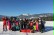 Auf dem Foto sieht man die Teilnehmerinnen und Teilnehmer des Skirennens mit Startmummern auf einem Gruppenfoto.