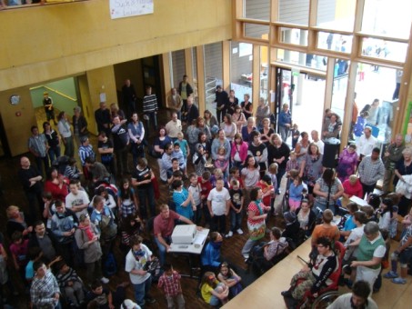 Das Foto zeigt das Publikum vor der Bühne in der Eingangshalle.