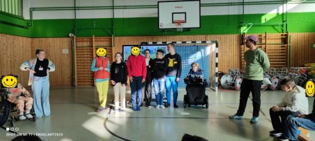 Es ist ein Gruppenbild der Medienscouts. Einzelne Schüler der teilnehmenden Klassen sind auch zu sehen.