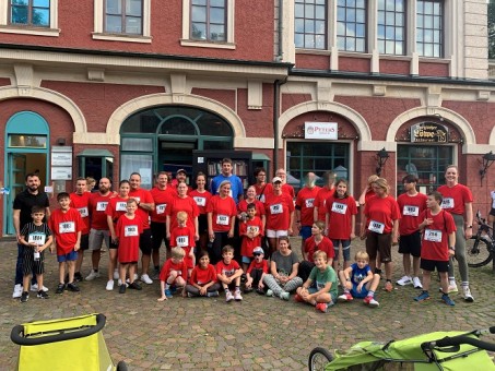 Gruppenfoto: Das Bild zeigt die 33 Teilnehmer*innen der LVR Schule am Königsforst. Sie tragen alle ein rotes T-Shirt. Es ist mit dem Namen der Schule bedruckt.