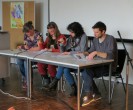 Das Bild zeigt vier Mitarbeiterinnen und Mitarbeiter beim Vortrag einer Geschichte in verteilten Sprecherrollen.