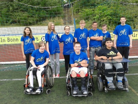 Das Foto ist ein Gruppenbild der Sporthelferinnen und Sporthelfer der LVR-Schule am Königsforst auf einem Sportplatz.