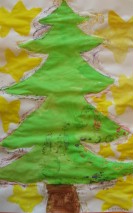 Das mit Wasserfarbe gemalte Bild zeigt einen geschmückten Weihnachtsbaum und Sterne im Hintergrund.