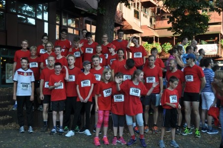 Auf dem Gruppenfoto sieht man die Läuferinnen und Läufer alle in roten T-Shirts mit Startnummern.