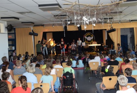Die Band spielt auf einer Bühne vor Publikum.