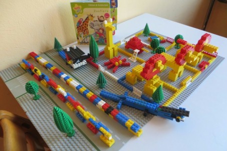 Auf dem Bild sieht man einen aus Lego gebauten Zoo.