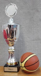 Der Pokal und ein Basketball.