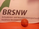 Ein Basketball mit der Aufschrift LVR Rösrath liegt vor einem Banner des BRSNW