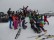 Ein Gruppenfoto auf einem Schneefoto. Alle haben eine Starternummer des Skirennens um und werfen glücklich die Arme in die Luft.