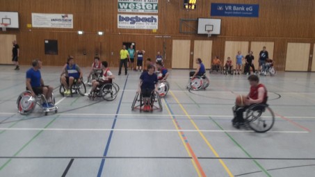 In der Turnhalle spielen die beiden Mannschaften Rollstuhlbasketball.