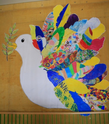 Bild einer Friedenstaube mit vielen verschiedenen bunt gestalteten Federn.