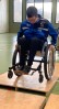 Foto: Ein Schüler im Rollstuhl fährt über eine Rampe