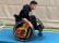 Foto: Ein Schüler im Rollstuhl fährt über eine Matte