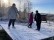 Foto: 3 Schüler*innen stehen draußen im Schnee