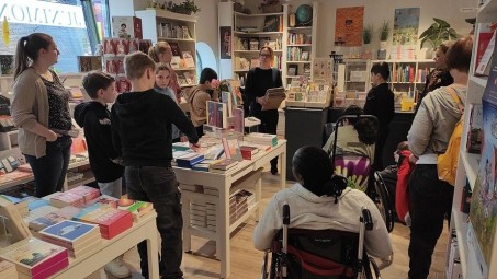Das Foto zeigt die Klasse Uc in der Buchhandlung Junimond.