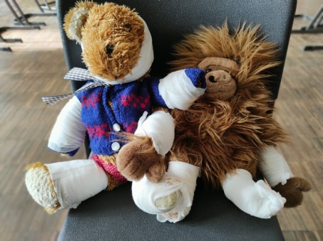 Foto: Zwei Teddybären mit mehreren Verbänden.