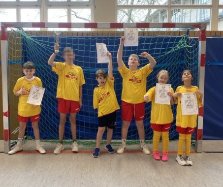 Das Foto zeigt die 6 Schüler*innen mit Pokal und Urkunden für den 1. Platz