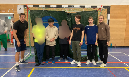 Die Teilnehmer*innen der Sportfahrt im Tor aufgestellt.
