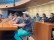 Debatte im Plenarsaal: Die Schüler*innen nehmen an einer Schein-Debatte teil.