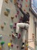 Foto: ein Schüler klettert an der Kletterwand