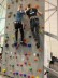 Foto: Ein Schüler klettert mit einer Kletterassistentin an der Kletterwand