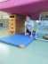 Ein Schüler versteckt sich in einem Tunnel aus Matte und großem Kasten, damit er nicht beim Spiel Takeshi abgeworfen werden kann. Er muss versuchen, den Hindernisparcours zu durchlaufen, ohne vom Ball getroffen zu werden.
