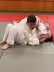 Foto: Eine Schülerin und ein Schüler kämpfen in Judoanzügen auf der Judomatte.