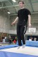 Ein Schüler springt auf dem großen Trampolin in einer Turnhalle.