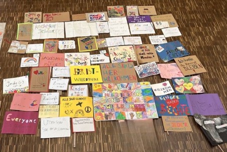 Sammlung von Plakaten auf dem Boden liegend