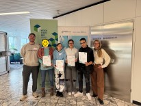 Foto: Die Medienscouts der LVR Schule am Königsforst erhalten eine Urkunde vor dem Kreishaus vom Rheinisch-Bergischen-Kreis vor einem Banner.