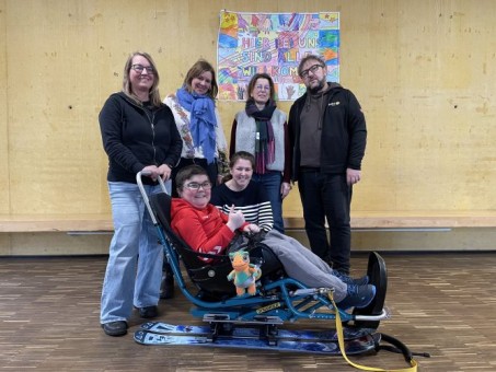 Foto: Skibob mit Sch&uuml;ler und 5 Erwachsenen