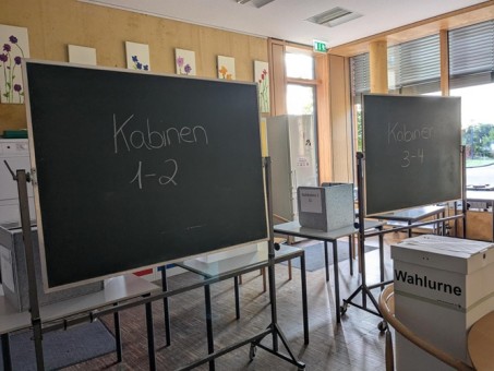 Foto: Wahlurne und Wahlkabinen im Schulcafé