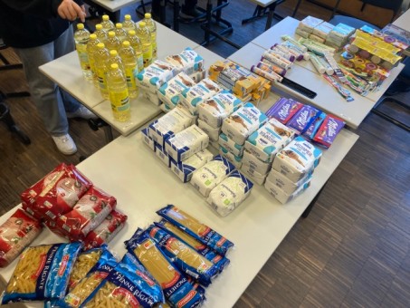 Foto: Lebensmittel und Hygieneartikel auf einem Tisch ausgebreitet