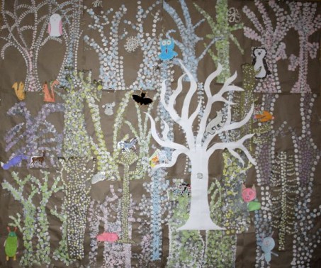 Kunstbild in Gro&szlig;format mit wei&szlig;en B&auml;umen und Fantasiefiguren.