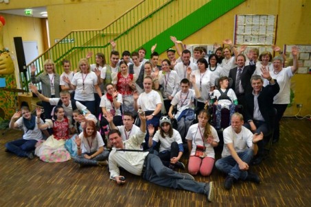 Das Foto zeigt die deutsche und slowakische Gruppe beim Abschiedsfoto mit den Schulleitungen und Vertretern des LVR.