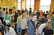 Das Foto zeigt viele Besucher an den verschiedenen Mitmachstationen in dem Schul-Café der LVR-Schule am Königsforst.