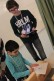 Foto: Ein Schüler mit einem iPad in der Hand und ein Schüler füllt einen Fragebogen aus.