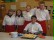 Das Foto zeigt das Café-Team mit selbstgebackenem Kirschkuchen.
