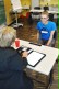 Das Foto zeigt einen Schüler beim Rollenspiel zum Thema Bewerbung.