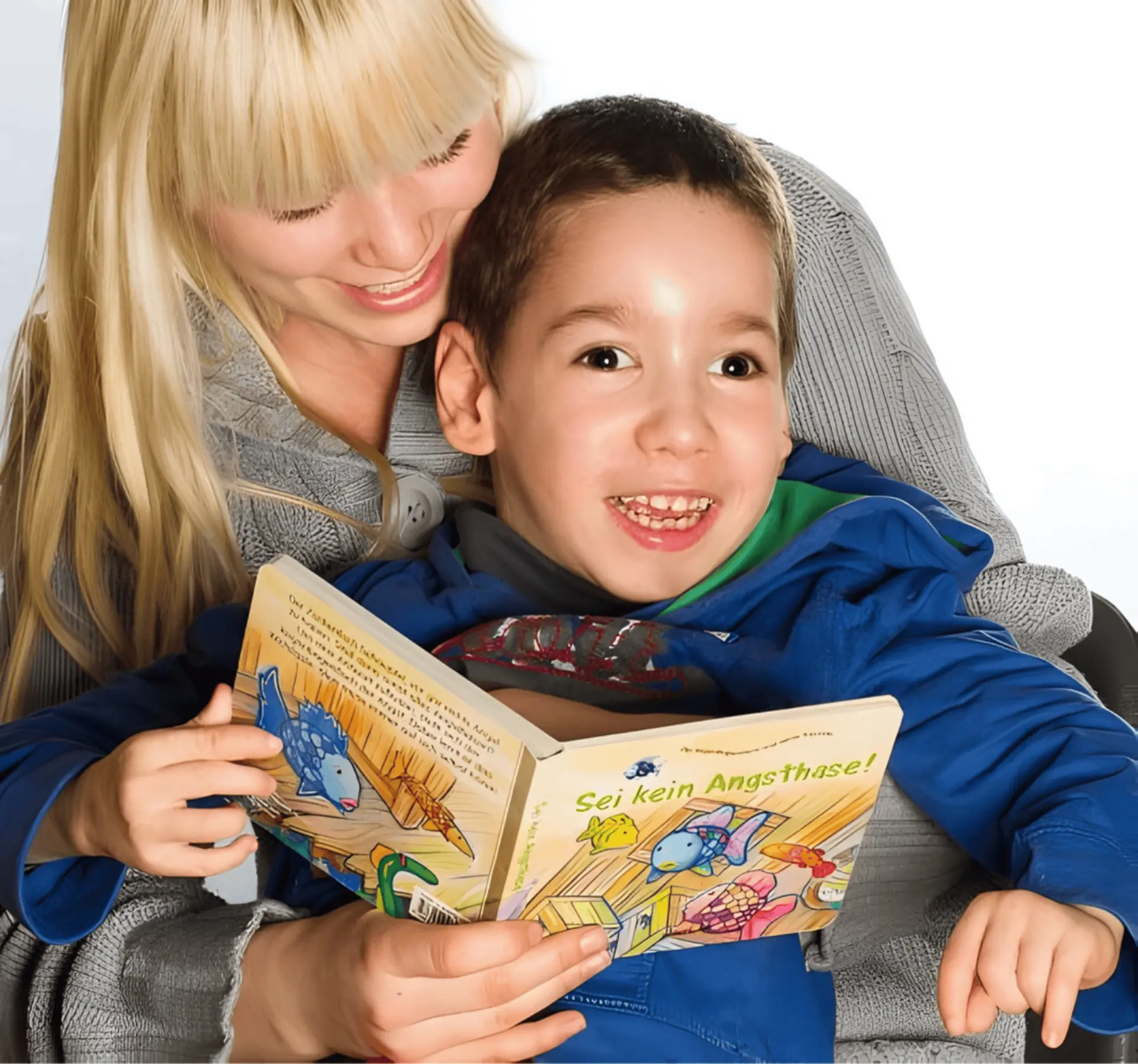 FSJ an unserer Schule: eine Freiwillige im Einsatz mit einem Kind