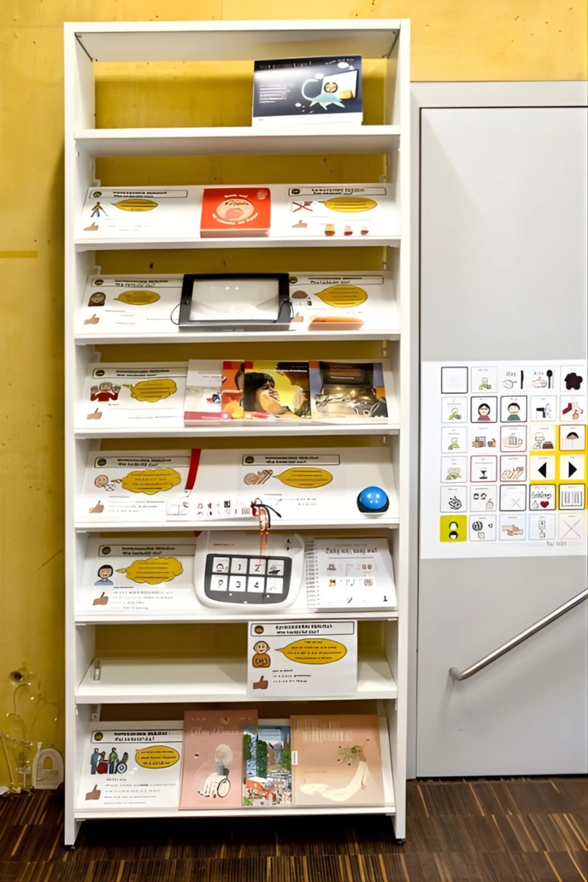 Regal mit Büchern in der Schulbücherei