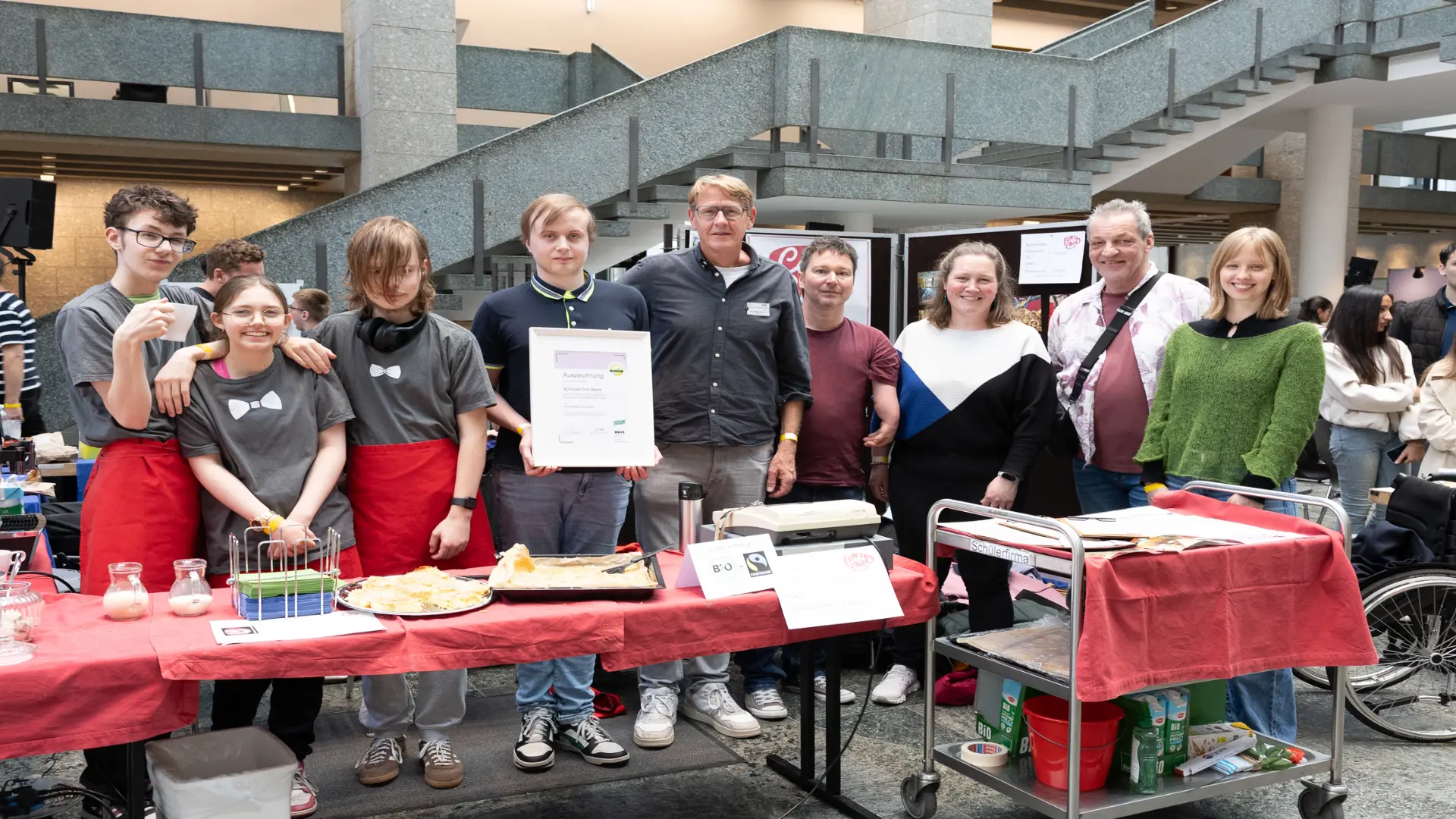 Gruppenfoto mit Auszeichnungsurkunde während der Börse