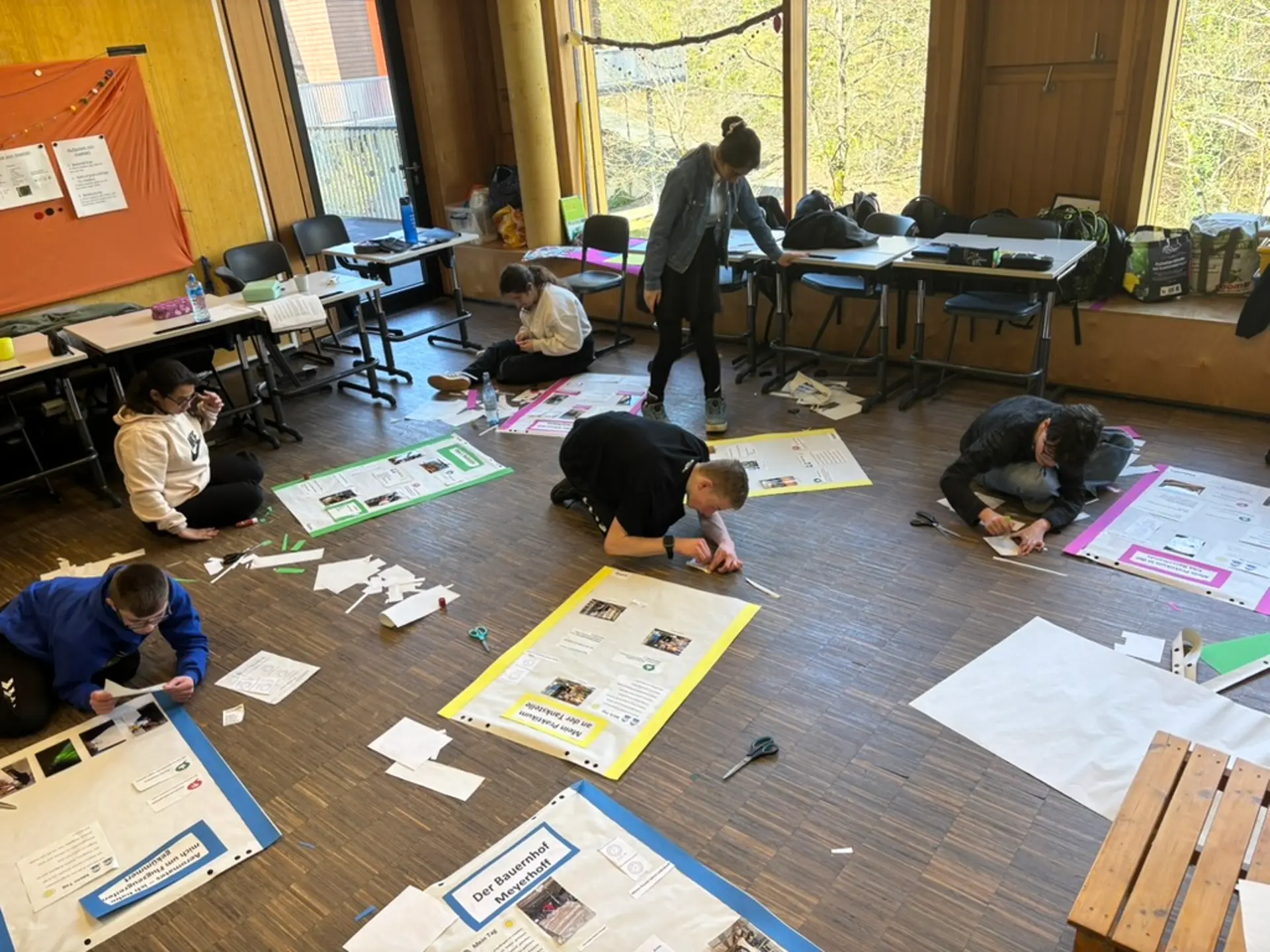 Schüler*innen bei der Arbeit an ihren Plakaten