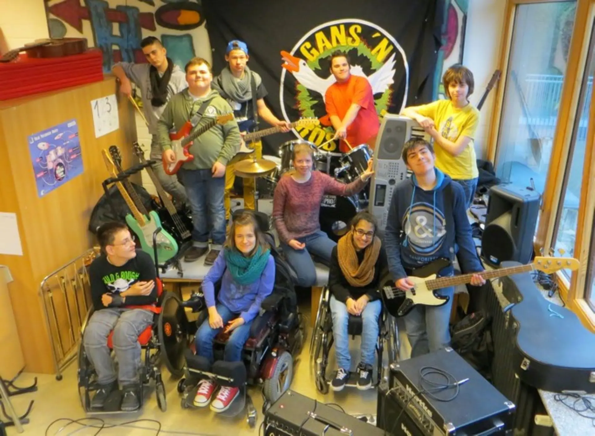 Gruppenbild der Schulband im Proberaum